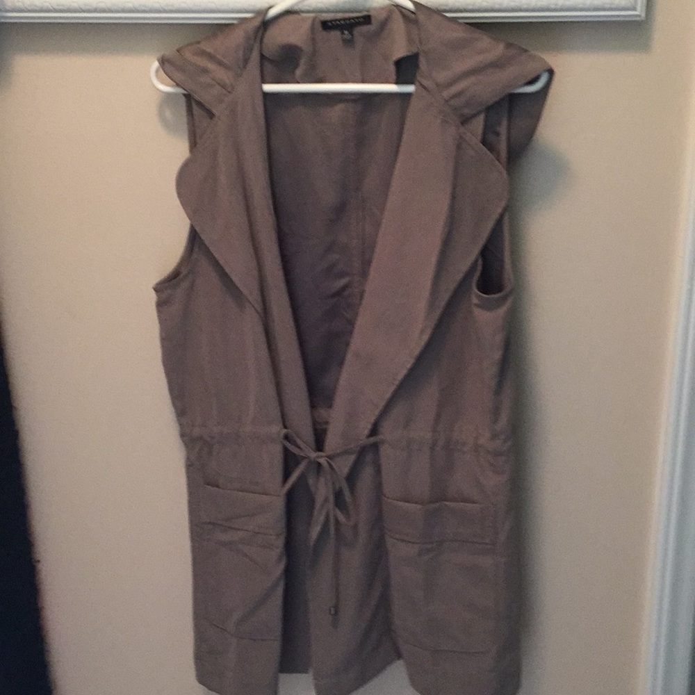 Long sleeveless vest top.